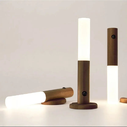Luminária LED Inteligente com Sensor de Movimento – Design em Madeira, Recarregável e com Fixação Magnética