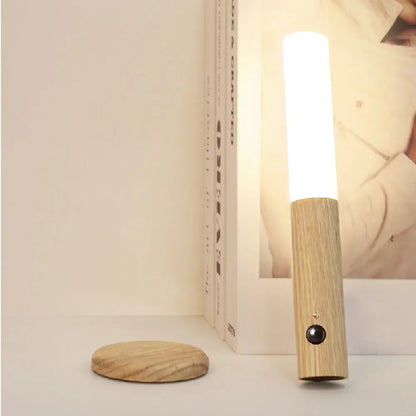 Luminária LED Inteligente com Sensor de Movimento – Design em Madeira, Recarregável e com Fixação Magnética