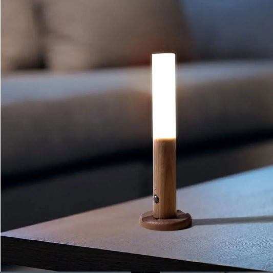 Luminária LED Inteligente com Sensor de Movimento – Design em Madeira, Recarregável e com Fixação Magnética