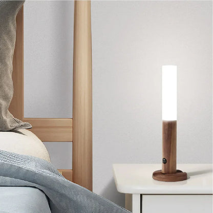 Luminária LED Inteligente com Sensor de Movimento – Design em Madeira, Recarregável e com Fixação Magnética